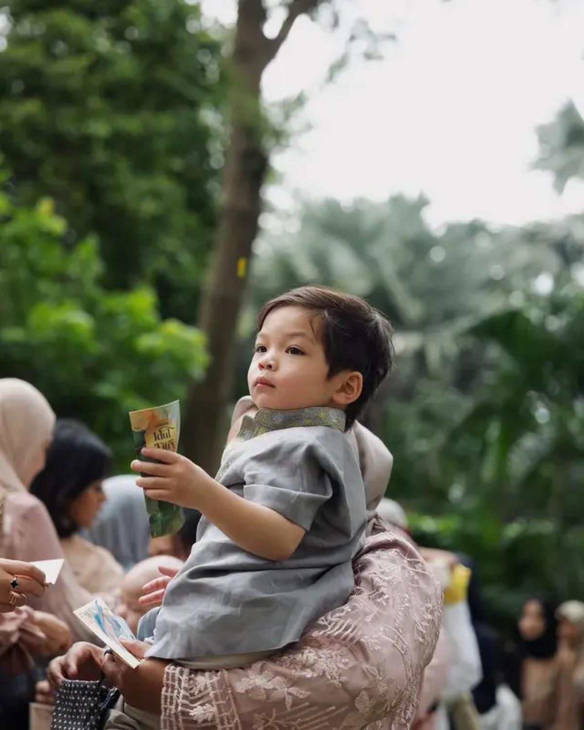 6 Potret Keluarga Nikita Willy Bagi-Bagi THR Lebaran, Sudah Jadi Tradisi Setiap Tahun