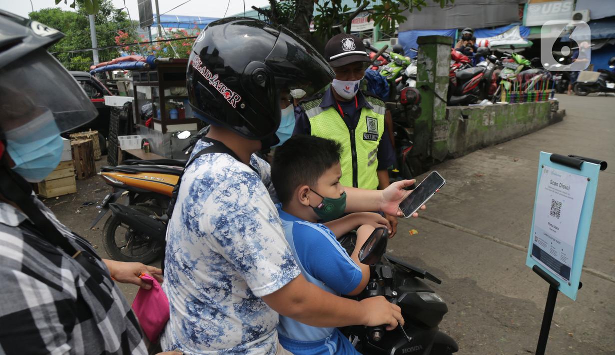 Pengendara motor memindai "barcode" melalui aplikasi PeduliLindungi sebelum memasuki Pasar Anyar di Kota Tangerang, Selasa (26/10/2021). PD Pasar Kota Tangerang memberlakukan penerapan aplikasi PeduliLindungi di dua pasar tradisional, yakni Pasar Anyar dan Pasar Poris. (Liputan6.com/Angga Yuniar)