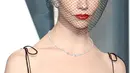 Sedangkan Anya Taylor-Joy mengenakan set perhiasan platinum dengan berlian berkilau. Perhiasan tersebut menambah kemewahan penampilannya pada pesta Vanity Fair Oscar. Tiffany & Co. berhasil hadirkan kemewahan sempurna pada tottal look dirinya.