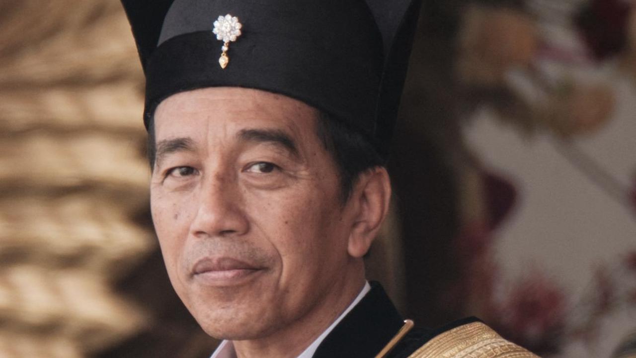 Baju adat ini merupakan busana para raja Pakubuwono Surakarta Hadiningrat.