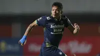 Striker Persib Bandung, Ferdinand Sinaga saat melawan Persiraja Banda Aceh dalam laga matchday ke-3 Grup D Piala Menpora 2021 di Stadion Maguwoharjo, Sleman, Jumat (2/4/2021). Persib menang 2-1 atas Persiraja. (Bola.com/M Iqbal Ichsan)