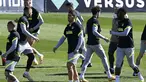Penyerang Atletico Madrid Luis Suarez (tengah) menghadiri sesi latihan menjelang leg kedua babak 16 besar Liga Champions kontra Chelsea di Majadahonda, Senin (16/3/2021). Atletico Madrid akan bertandang ke markas Chelsea di Stamford Bridge pada Kamis (18/3/) dini hari WIB. (JAVIER SORIANO/AFP)