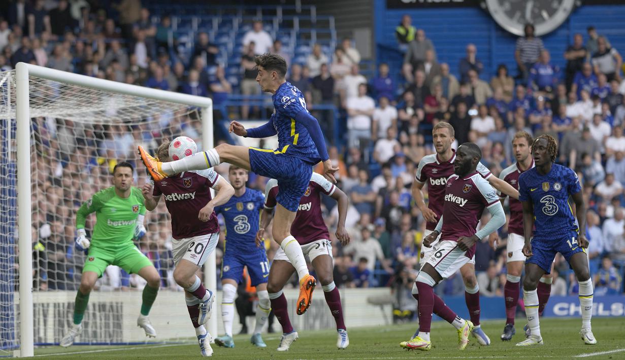 <p>Penyerang Chelsea, Kai Havertz mencoba melepaskan tembakan ke gawang West Ham saat pertandingan lanjutan Liga Inggris di Stamford Bridge di London, Minggu (24/4/2022). Dengan kemenangan ini, Chelsea menjaga posisi tiga dengan kini mengoleksi 65 poin dari 32 laga. (AP Photo/Alastair Grant)</p>