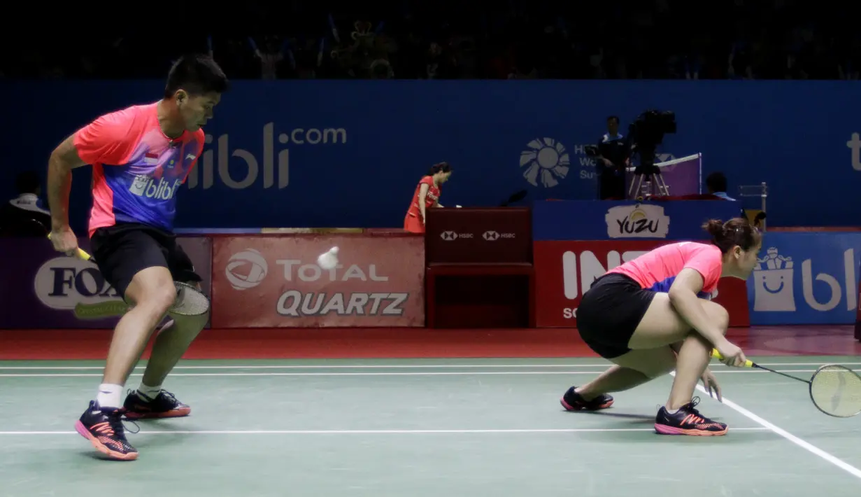 Pasangan Indonesia, Praveen Jordan/Melati Oktavianti, saat bertanding melawan wakil Jerman, Mark Lamsfuss/Isabel Herttrich pada Indonesia Open 2019 di Istora, Jakarta, Selasa (16/7). Pasangan Indonesia takluk 20-22, 14-17. (Bola.com/M Iqbal Ichsan)