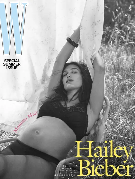 Ia terlihat frontal pamerkan baby bump-nya. Kenakan pakaian dalam bernuansa hitam, ia juga terlihat percaya diri tanpa riasan. [Foto: Instagram/ Hailey Bieber]