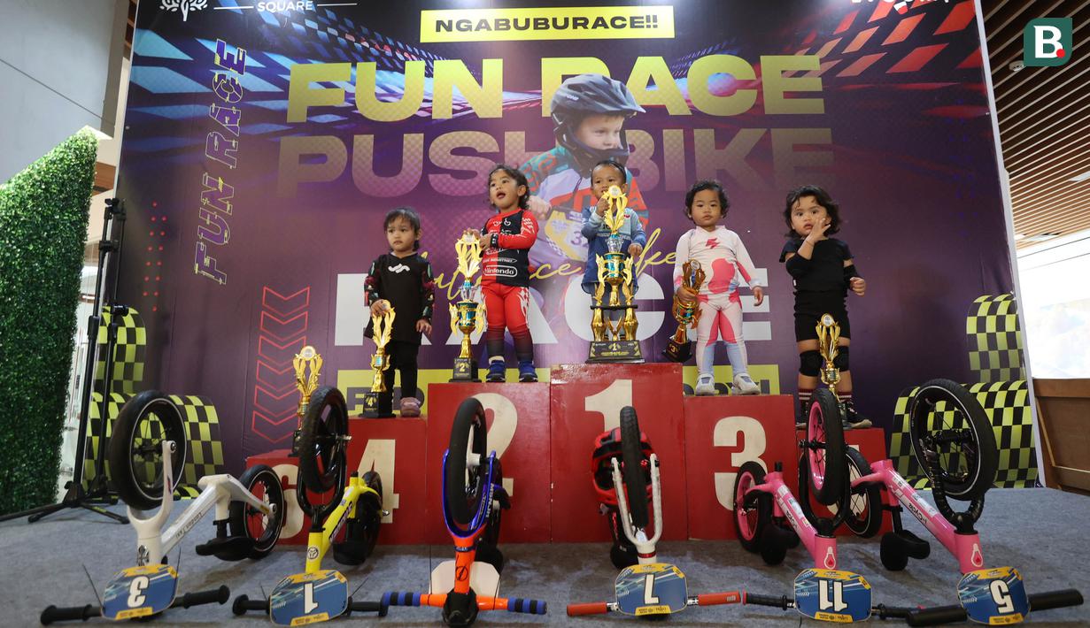 Para pemenang melakukan selebrasi di atas podium. Kompetisi Push bike ini mampu meningkatkan kepercayaan diri pada anak. (Bola.com/M Iqbal Ichsan)