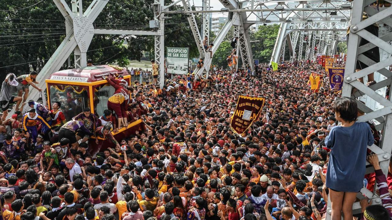 Lautan umat Katolik arak patung Yesus saat parade Black Nazarene di Filipina