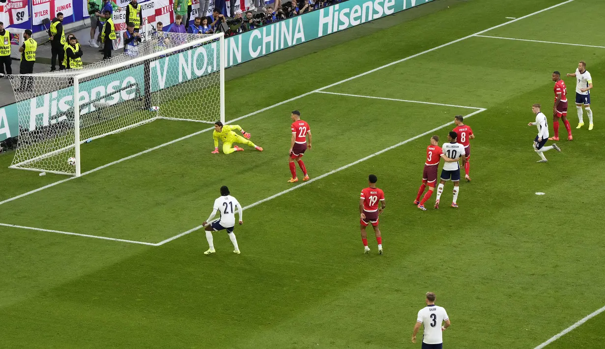 Kiper Swiss, Yann Sommer  (kiri) gagal menghalau tendangan dari pemain Inggris, Bukayo Saka pada laga perempat final Euro 2024 di Duesseldorf Arena, Duesseldorf, Jerman, Sabtu (06/07/2024). (AP Photo/Hassan Ammar)