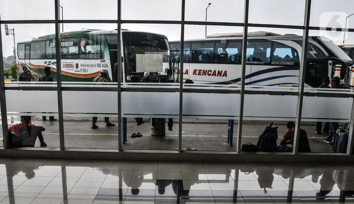 Sejumlah bus AKAP menunggu jadwal keberangkatan di Terminal Terpadu Pulogebang, Jakarta Timur, Selasa (21/12/2021). Memasuki libur Natal dan Tahun Baru, Terminal Terpadu Pulogebang mulai ramai penumpang tujuan kota-kota besar di Sumatera, Jawa, dan Bali. (merdeka.com/Iqbal S. Nugroho)