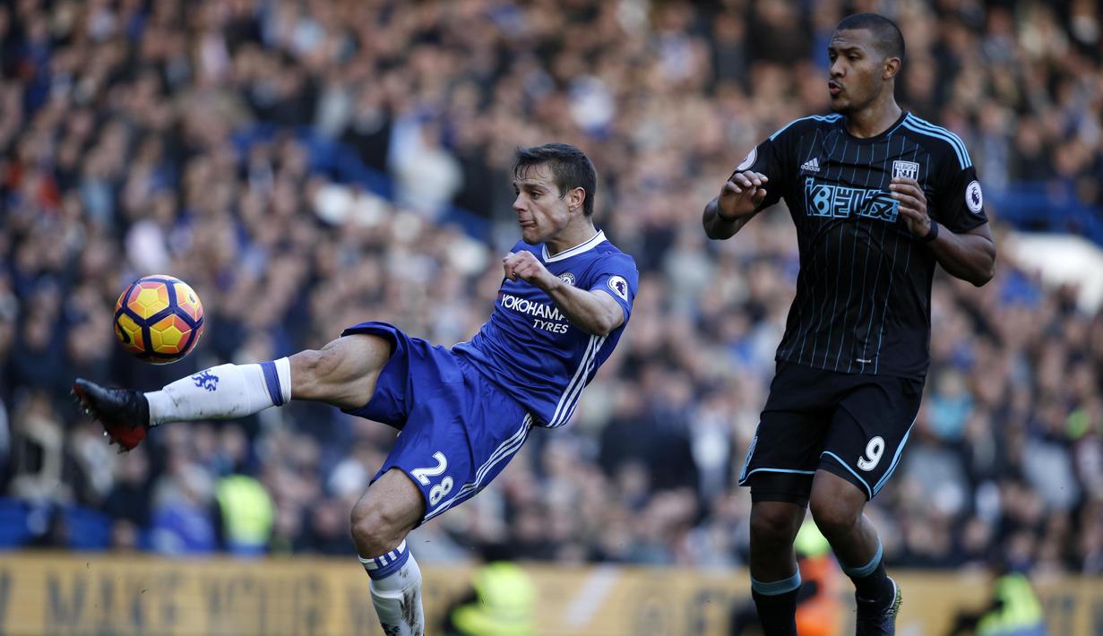 Pemain Chelsea, Cesar Azpilicueta (kiri) menghalau bola dari kejaran pemain West Bromwich Albion, Salomon Rondon pada laga Premier League di  Stamford Bridge, London, (11/12/2016). Chelsea menang 1-0. (AFP/ Adrian Dennis)
