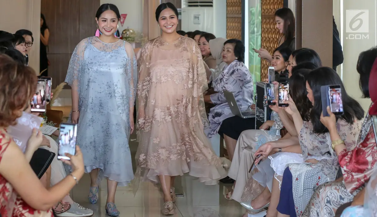 Artis Nagita Slavina dan Caca Tengker mengenakan pakain koleksi terbaru Alto Prive rancangan desainer Cynthia Vicario berkolaborasi dengan Tyna Kanna Mirdad saat acara fashion show bertajuk Flora, di Jakarta, Kamis (9/5/2019). (Liputan6.com/Fery Pradolo)