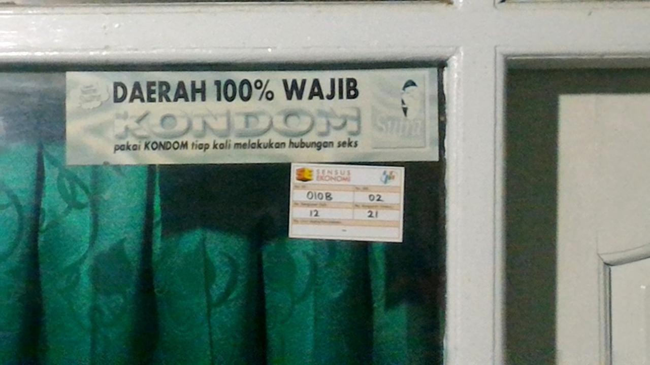 Pekerja Seks Komersial (PSK) penghuni Gang Sadar berkomitemen untuk menggunakan kondom untuk mencegah penularan penyakit menular seksual (PMS). (Foto: Liputan6.com/Muhamad Ridlo)