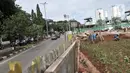 Pekerja menanam rumput saat menyelesaikan proyek revitalisasi Taman Danau Sunter, Jakarta, Senin (9/3/2020). Revitalisasi ini untuk mengubah lahan kosong sekitar Danau Sunter menjadi area pembibitan tanaman, taman interaktif warga, dan destinasi wisata air terpadu. (merdeka.com/Iqbal Nugroho)