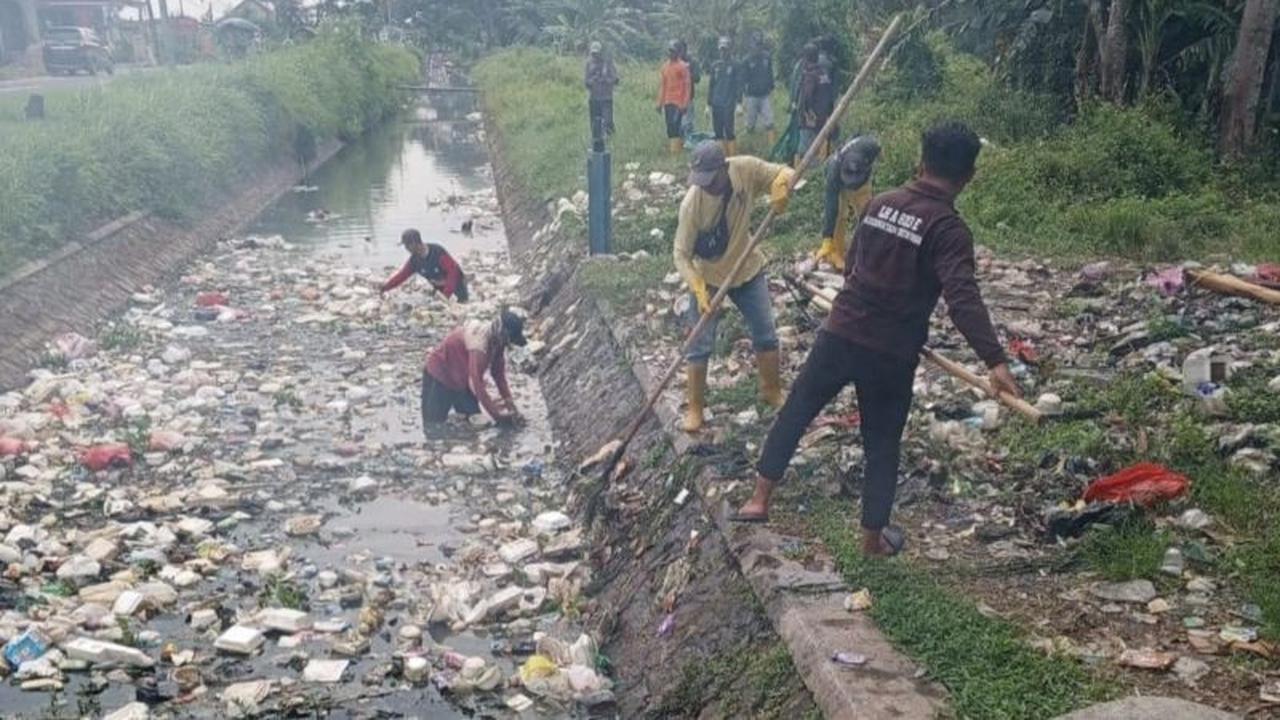DLH dan Warga Bersinergi dalam Pembersihan Sungai Tirtayasa Serang, Atasi Tumpukan Sampah