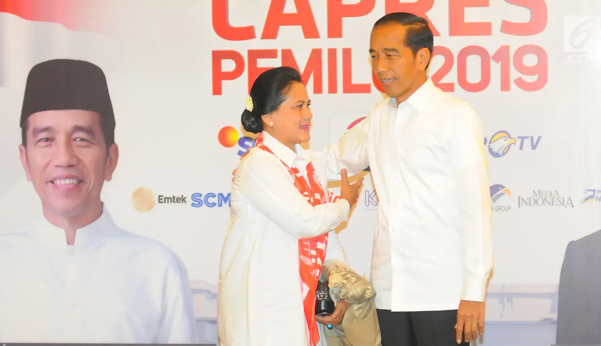 Capres 01 Joko Widodo atau Jokowi beserta istri Iriana Jokowi berfoto di lokasi debat keempat Pilpres 2019 di Hotel Shangri-La, Jakarta, Sabtu (30/3). Debat dimoderatori Retno Pinasti dan Zulfikar Naghi. (Liputan6.com/AnggaYuniar)