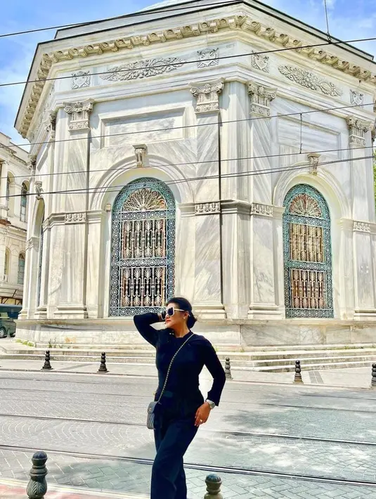 Bahkan ada yang menyebutnya awet muda meski sudah berusia 49 tahun. [instagram/bellasaphiraofficial]