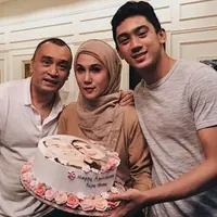 Daffa Wardahana merayakan ulang tahun pernikahan orang tuanya, Marini Zumarnis dan Denny Wardhana (Instagram/@daffawardhana)