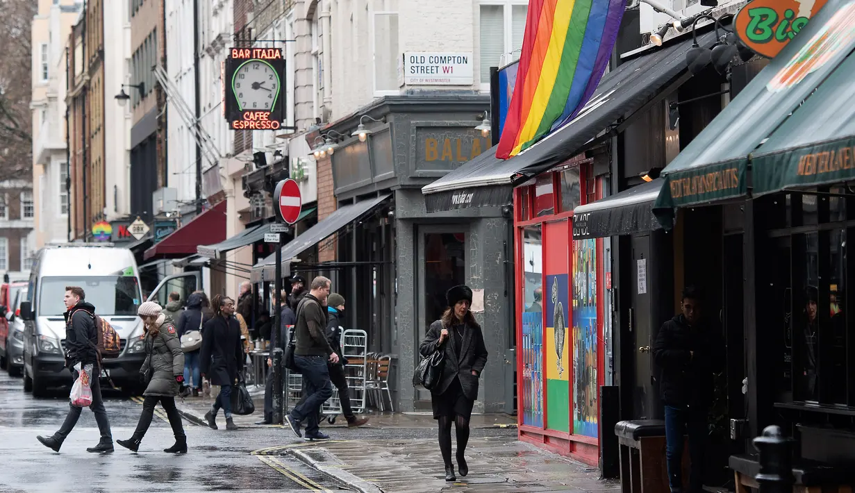 Sejumlah kafe dan bar khusus homoseksual di sepanjang wilayah Soho, London, Senin (27/2). Pada awal abad ke-20, kawasan ini memiliki reputasi sebagai pusat penjualan properti seksual, kehidupan malam, dan industri film. (AFP Photo/ JUSTIN TALLIS)