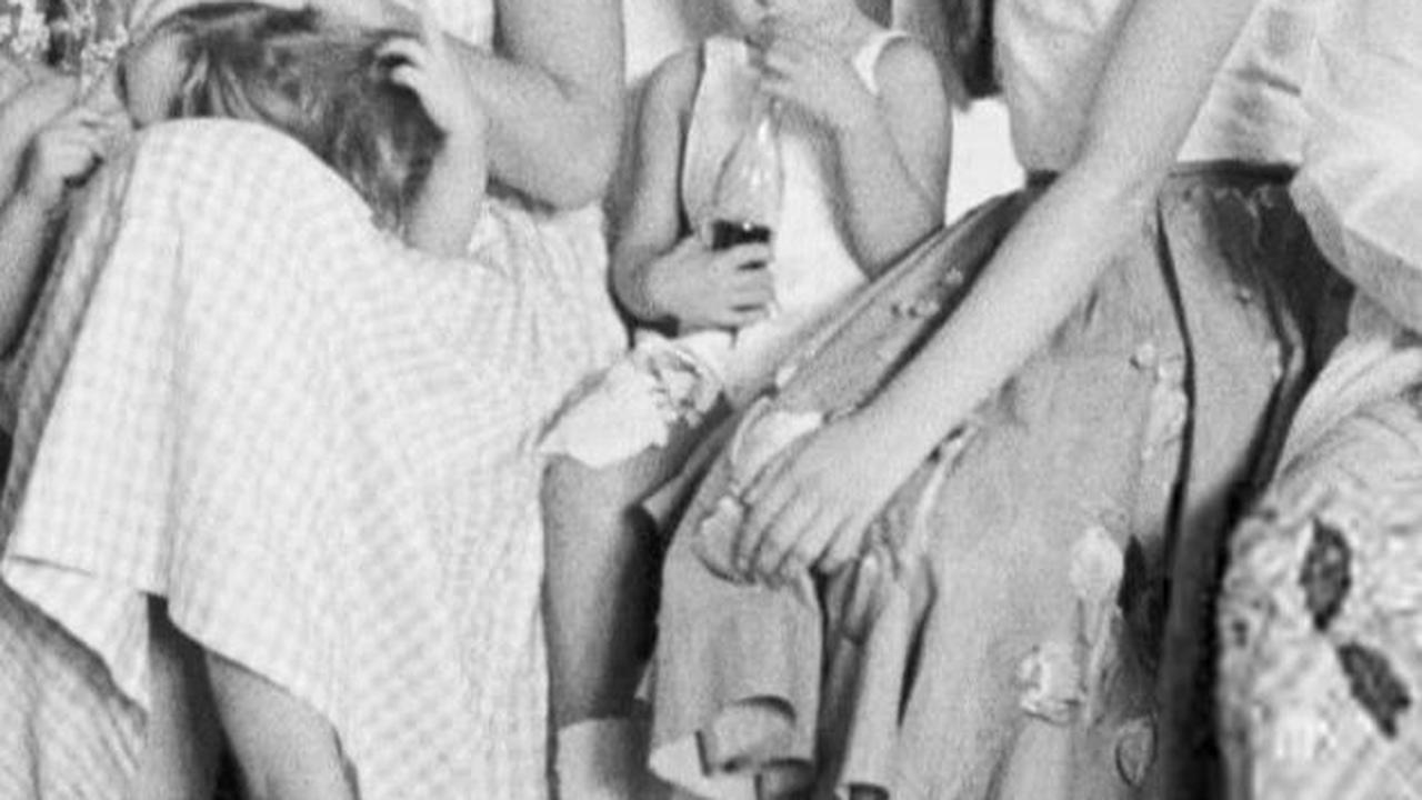 Sebelumnya, sejak penyerahan kedaulatan dari Belanda terhadap Indonesia pada 1949, Bung Karno telah mewajibkan orang Belanda untuk meninggalkan Indonesia.