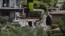 Longsor di kota Rolling Hills Estates Los Angeles County dimulai Sabtu ketika retakan mulai muncul di struktur dan tanah. (AP Photo/Richard Vogel)