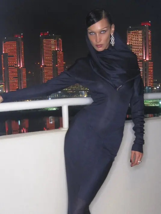 Bella Hadid saat hadir di Fashion Trust Arabia (FTA) di Doha, Qatar. (Foto: Instagram/bellahadid)