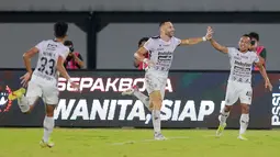 Tiga gol Bali United dicetak oleh Ilija Spasojevic pada menit ke-14, Muhammad Rahmat pada menit ke-29 dan Stfano Lilipaly pada menit ke-63. (Bola.com/M Iqbal Ichsan)