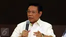 Fungsionaris Partai Golkar, Agung Laksono memberikan keterangan terkait pengunduran diri Setya Novanto sebagai Ketua DPR RI di Jakarta, Kamis (17/12/2015). Agung mengungkapkan sudah menyiapkan nama pengganti. (Liputan6com/Helmi Fithriansyah)
