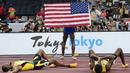 Pelari Amerika Serikat, Cordell Tinch (tengah) berpose di depan fotografer setelah memenangkan final lari gawang 110 meter putra pada Kejuaraan Atletik Dunia di Tokyo, Jepang, Selasa (16/09/2025). (AP Photo/Ashley Landis)
