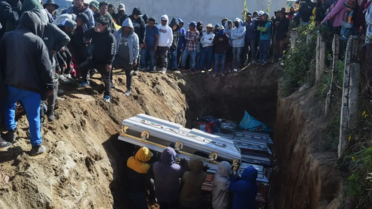 Proses pemakaman korban di kuburan massal menyusul serangan sekelompok pria bersenjata terhadap pos militer dan kantor polisi di Nahuala, Guatemala, Minggu (14/12/2025).