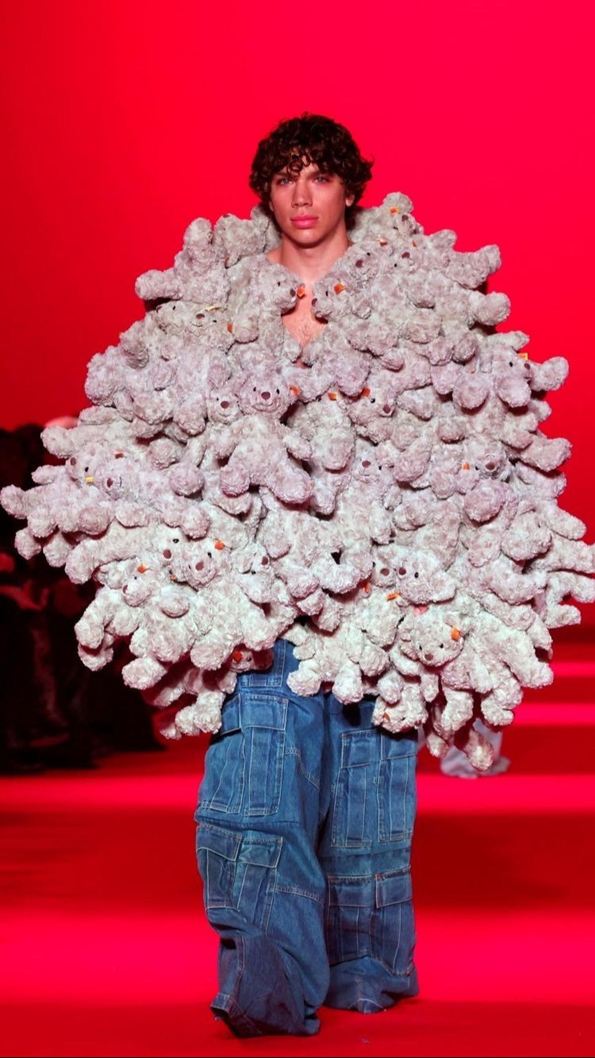 Koleksi ini dianggap sebagai salah satu highlight dari Paris Fashion Week tahun ini. Foto: REUTERS / Gonzalo Fuentes