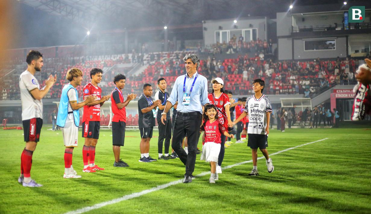 <p>Guard of honor diberikan pemain dan ofisial Bali United kepada Stefano Cugurra usai pertandingan menghadapi Madura United di Stadion Kapten I Wayan Dipta pada Sabtu malam (17/5/2025). (Bola.com/Alit Binawan)</p>