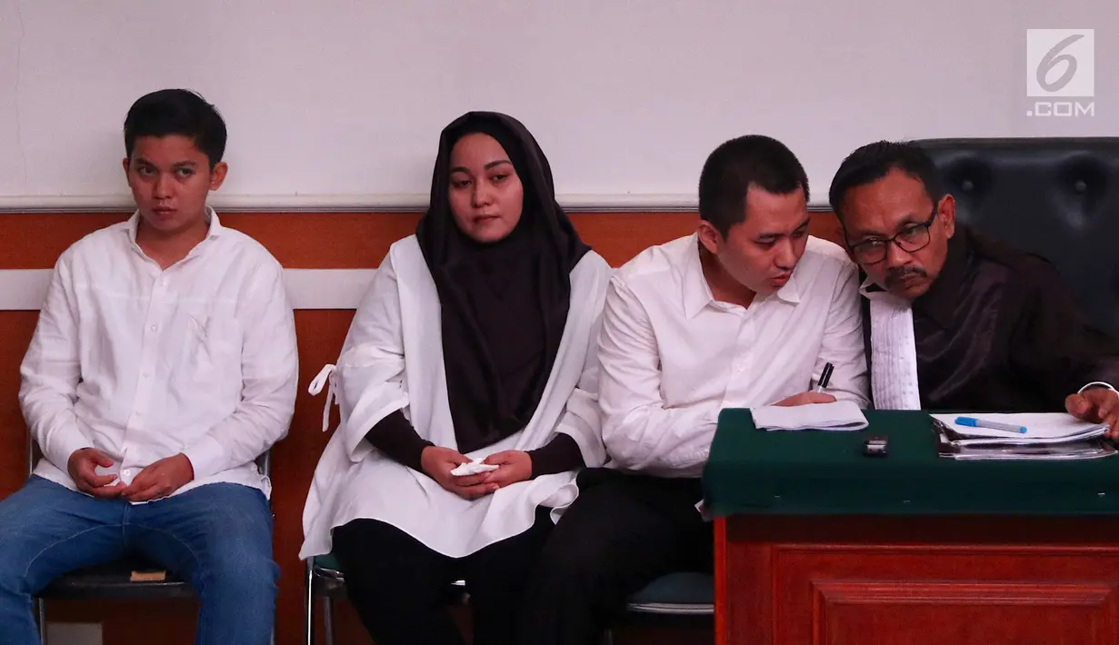 Terdakwa kasus dugaan penipuan dan penggelapan umrah First Travel, Kiki Hasibuan, Anniesa Hasibuan dan Andika Surachman saat menjalani sidang di PN Kota Depok, Senin (21/3). (Liputan6.com/Immanuel Antonius)