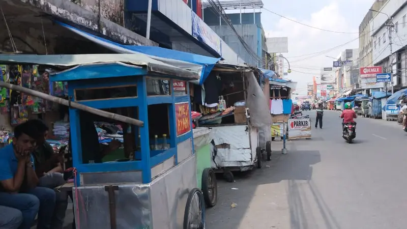 Pemerintah daerah (Pemda) Garut, Jawa Barat segera merelokasi Pedagangan Kaki Lima (PKL) yang berada di sepanjang jalan Ahmad Yani atau ‘PKL Pengkolan Garut” ke Jalan Pasar Baru, mulai esok hari (20/7/2024). (Liputan6.com/Jayadi Supriadin)