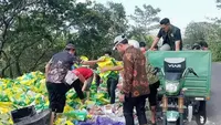 Karung Bekas SPHP Berserakan, Diduga Beras Subsidi Dikemas Ulang