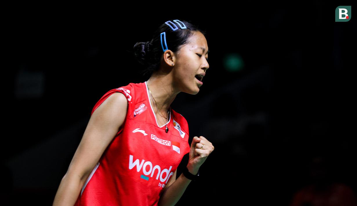 Pebulu tangkis tunggal putri Indonesia, Putri Kusuma Wardani melakukan selebrasi setelah mencetak poin atas wakil Kanda, Michelle Li dalam laga 16 besar Indonesia Open 2026 di Istora Senayan, Jakarta, Kamis (04/06/2026). (Bola.com/Bagaskara Lazuardi)