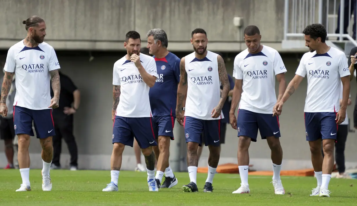 (kiri ke kanan) Pemain sepak bola Paris Saint-Germain (PSG) Sergio Ramos, Lionel Messi, pelatih Christophe Galtier, Neymar, Kylian Mbappe, dan Marquinhos berjalan kaki untuk berpartisipasi dalam pelatihan sepak bola kepada anak-anak di Tokyo, Jepang, 18 Juli 2022. PSG berada di Jepang untuk tur pra-musim mereka dan akan memainkan tiga pertandingan persahabatan melawan tim Liga Jepang. (AP Photo/Eugene Hoshiko)