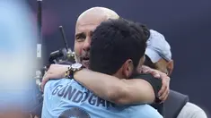 Pelatih Manchester City, Pep Guardiola (kiri) menangis sambil memeluk kapten timnya Ilkay Gundogan saat merayakan kemenangan atas Manchester United pada final Piala FA di Stadion Wembley di London, Sabtu 3 Juni 2023. (AP Photo/Dave Thompson)