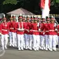 Anggota Paspampres jalan berbaris saat melakukan prosesi pergantian jaga Istana Kepresiden di depan Istana Merdeka, Minggu (28/8). Ini merupakan pelaksanaan seremoni pergantian pasukan jaga istana yang kedua kalinya (Liputan6.com/Faizal Fanani)