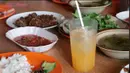 Bagi Kiki Amalia, makan belut ini merupakan momen pertamanya. Sebelumnya, ia belum pernah makan sama sekali. Selain belut goreng kering ada lalap, sayur asam dan sambal khas Sunda. [Youtube/Kiki Amalia]
