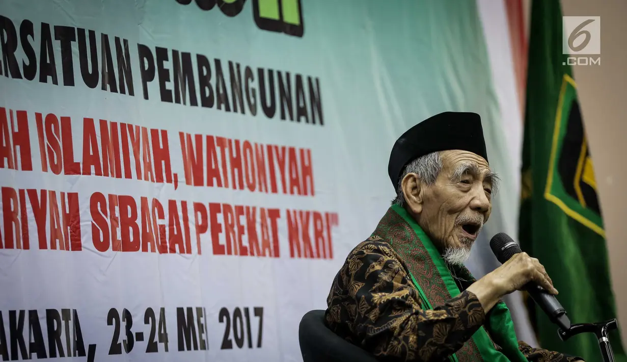 Ketua Dewan Syariah PPP Maimun Zubair memberikan sambutan dalam pembukaan Rapat Pimpinan Nasional (Rapimnas) II PPP versi muktamar Surabaya di Hotel Ibis Cawang, Jakarta Timur, Selasa (23/5). (Liputan6.com/Faizal Fanani)