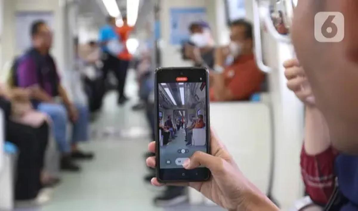 Tak sampai di situ, saat LRT Jabodebek baru melaju 10 menit kemudian dirinya mengaku harus berganti rangkaian kereta. <br><br>Ini karena salah satu pintu tidak bisa dibuka.