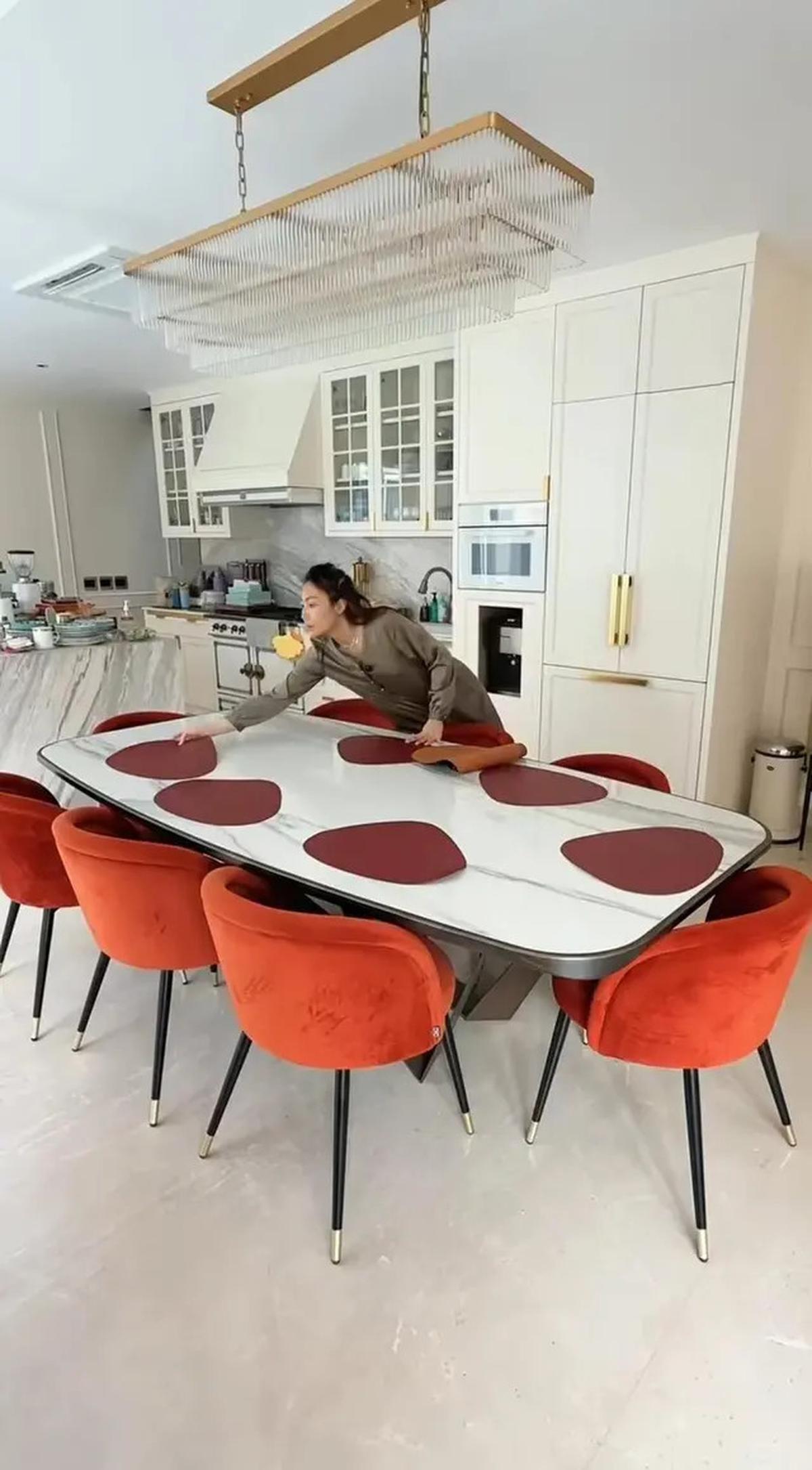 6 Potret Dapur di Rumah Ayu Dewi, Nuansa Putihnya Bikin Betah
