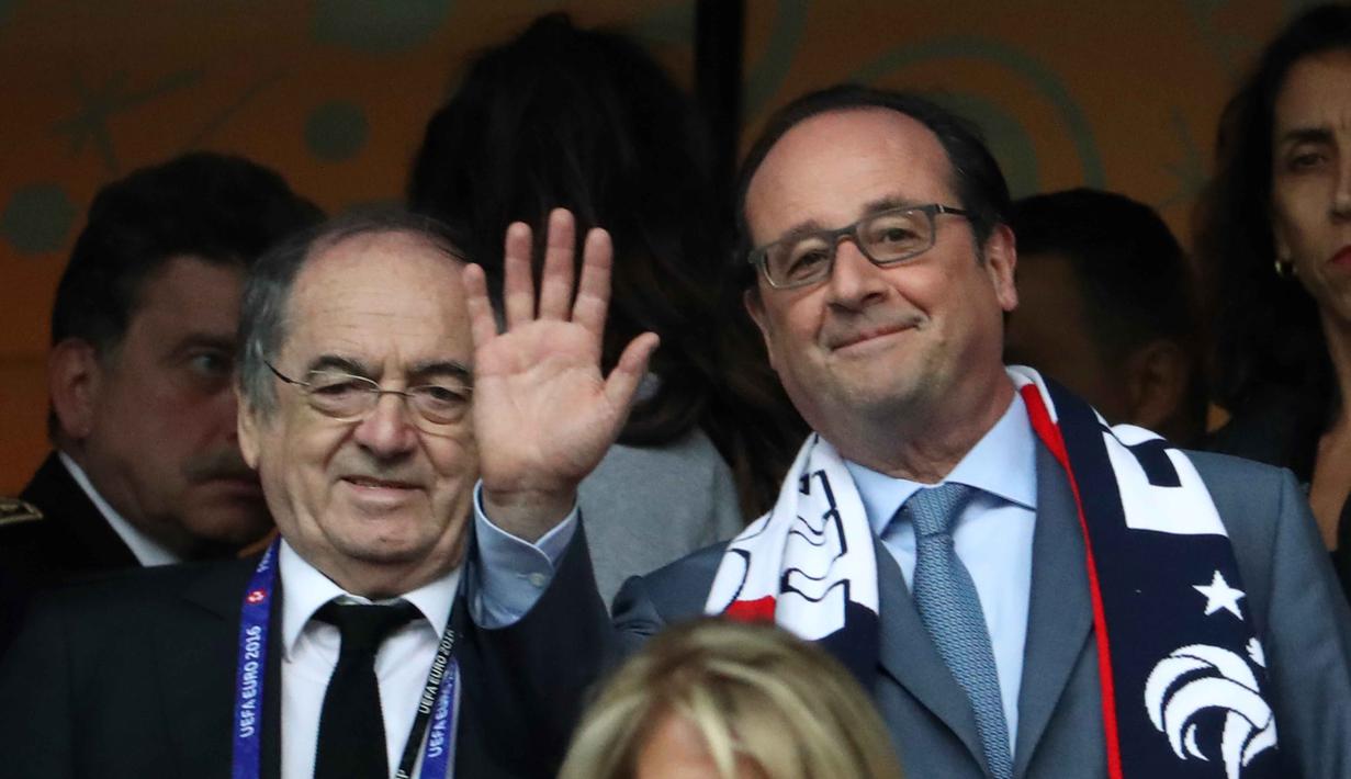 Presiden Prancis, Francois Hollande (kanan) melambaikan tangan kepada penonton didampingi Presiden FFF, Noel Le Graet pada laga grup A  Euro 2016  antara Prancis vs Swiss di Stadion Pierre-Mauroy, Lille (20/6/2016) WIB. (AFP/Kenzo Tribouilard)