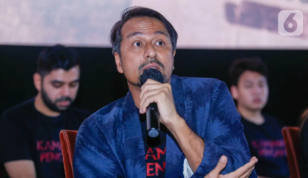Aktor Bront Palarae saat jumpa pers peluncuran trailer "Pengabdi Setan 2: The Communion di Jakarta, Kamis (16/6/2022). Cuplikan (trailer) perdana film Pengabdi Setan 2: The Communion akhirnya dirilis. (Liputan6.com/Herman Zakharia)