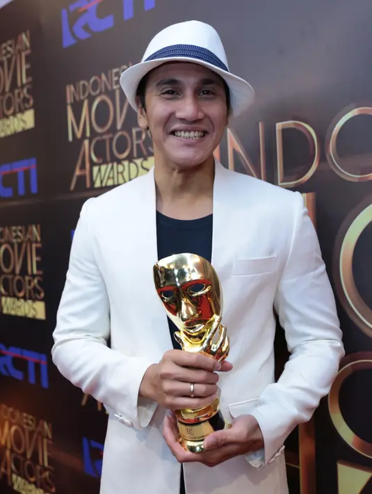 Vino G Bastian meraih piala berkat akting cemerlangnya di film Toba Dreams untuk kategori Pemeran Utama Pria Terfavorit. (Adrian Putra/Bintang.com)