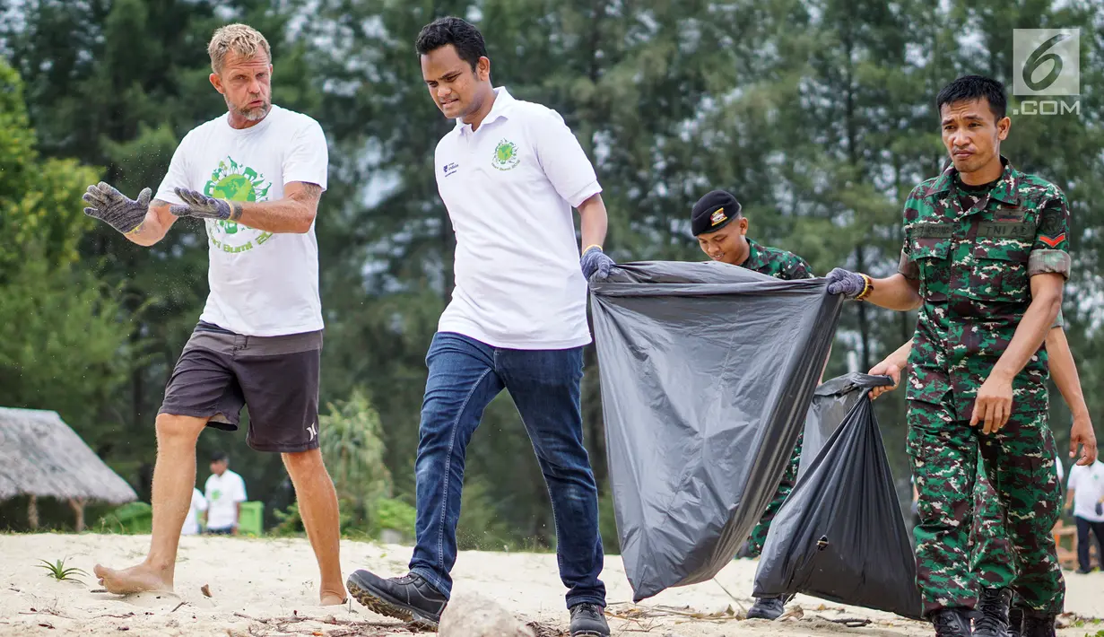 Karyawan dibantu TNI membersihkan sampah plastik dan menanam pohon di Pantai Babah Kuala Lhoknga, Aceh, (22/4). Kegiatan digelar dalam rangka memperingati Hari Bumi 2019 yang merupakan bagian dari program “Membangun Kekuatan, Memajukan Indonesia”. (Liputan6.com/Pool/Semen Indonesia)