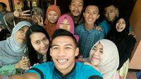Winger lincah Arema Cronus, Ahmad Nufiandani selfie bersama tetangga dan kerabat yang datang berkunjung ke rumahnya. (Bola.com/Kevin Setiawan)
