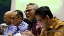 Ekspresi Ketua KPU Arief Budiman (kedua kanan) saat mengikuti rapat dengan Komisi II DPR di Kompleks Parlemen, Senayan, Jakarta, Senin (21/5). (Liputan6.com/JohanTallo)