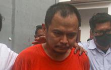 FOTO: Ekspresi Ayah yang Bunuh Empat Anaknya di Jagakarsa Saat Rekonstruksi: Wajahnya Tertunduk Lesu