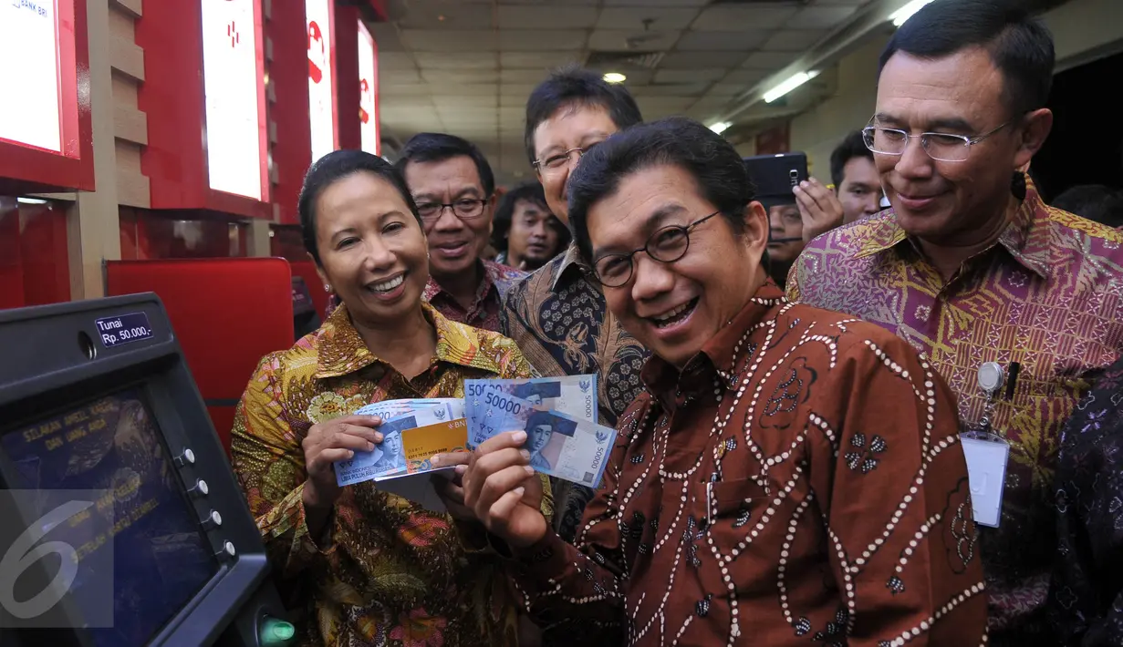 Menteri BUMN Rini Soemarno menjajal mesin ATM Himbara Link di pasar Tanah Abang, Jakarta, Senin (21/12). Merger sistem mesin ATM oleh empat bank BUMN secara matematis, dapat menghemat biaya pengelolaan hingga Rp 6,8 T/tahun. (Liputan6.com/Johan Tallo) 
